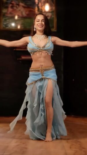 Ojasvi Verma Instagram - Bellydance Drumsolo ššš Learn techniques and drill these moves in my Online Classes šš¤
#reels #viral #bellydance #bellydancer #ojasvivermadance
