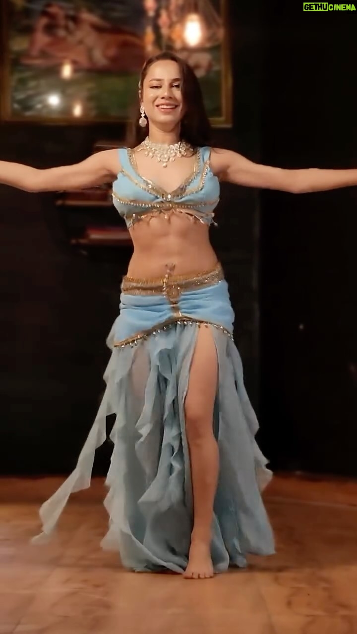 Ojasvi Verma - 18.2K Likes - Bellydance Drumsolo 💙💙💙 Learn techniques and drill these moves in my Online Classes 💙🤍

#reels #viral #bellydance #bellydancer #ojasvivermadance