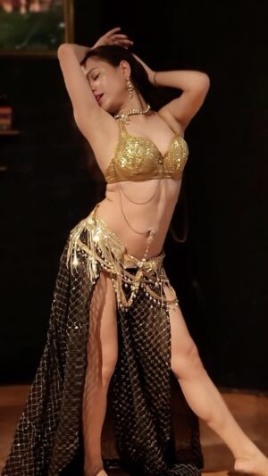 Ojasvi Verma Instagram - The Hot and Beautiful Drumsolo for my lovely audience! šā„ļø Learn Bellydance techniques in my Online Classes š
#reels #bellydance #bellydancer #viral #ojasvivermadance