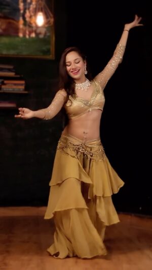 Ojasvi Verma Instagram - A graceful Bellydance Short DrumSolo for my Students š¤ā„ļø
#reels #bellydance #bellydancer #ojasvivermadance