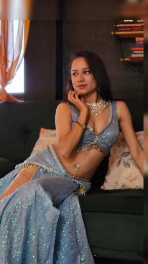 Ojasvi Verma Instagram - Bellydance like a mermaid š§ Join me in my online Classes starting from 15th of December! Registration link in bio š„°š
š Shop Costume : @ojasvibellydancecloset
#bellydance #bellydancer #reels #viral #ojasvivermadance