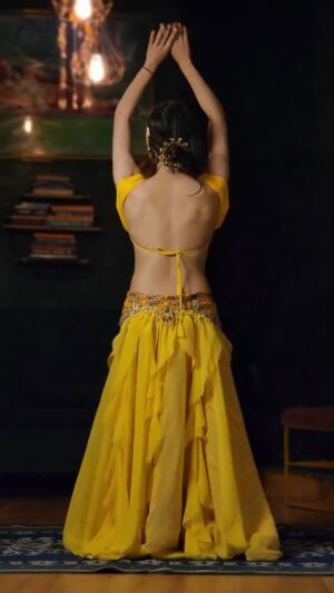 Ojasvi Verma Instagram - Whoās ready for another BACK MOVES WORKSHOP? Comment below if you want to learn this Back-DrumSolo routine! š„°ā„ļøš
#reels #viral #bellydancer #ojasvivermadance