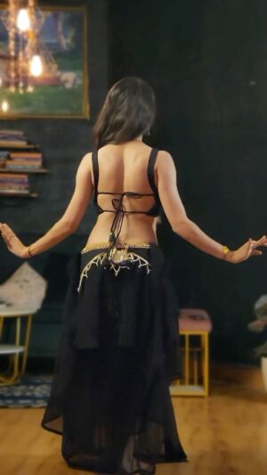 Ojasvi Verma Instagram - Why burn crackers when your moves are BOMB š£ šš„
#bellydancer #reels #viral #ojasvivermadance