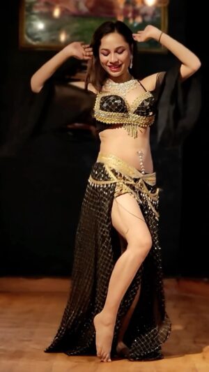 Ojasvi Verma Instagram - Choreographed a Beginner to Intermediate Level - Melody of Heartbeats DrumSolo Routine! Do you want to learn it? Check out all the Pre-recorded Drum solos in my Website to Subscribe & Learn! Adding this one soon šā„ļø
#reels #bellydance #bellydancer #viral #ojasvivermadance