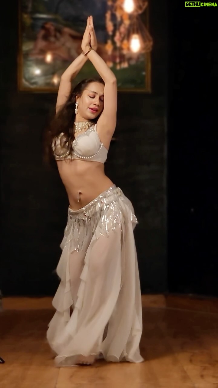 Ojasvi Verma - 27.1K Likes - Workshop Alert ‼️ Join me on Saturday & Sunday to learn a beautiful drum solo choreography on Melody of heartbeats 💓 Learn basic techniques on 19th (Saturday) and chords breakdown on 20th (Sunday) DM for inquiries!
Link in Bio 🥰

#reels #bellydance #bellydancer #viral #ojasvivermadance