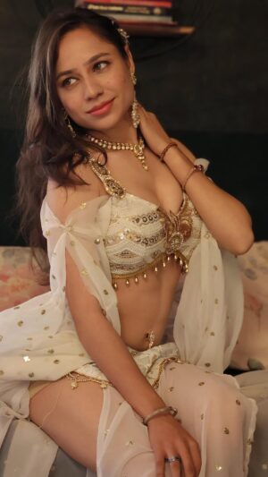 Ojasvi Verma Instagram - Make these beautiful moves yours! Learn techniques of bellydance in my Online Bellydance Classes starting from 15th Onwards š„° Registration link in bio š²
#reels #bellydancer #belydance #viral #ojasvivermadance