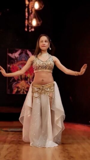 Ojasvi Verma Instagram - Kya ye Kamar hai ek number?? š¤ā„ļø
Shaky Shaky šš
#reels #bellydancer #ojasvivermadance #viral