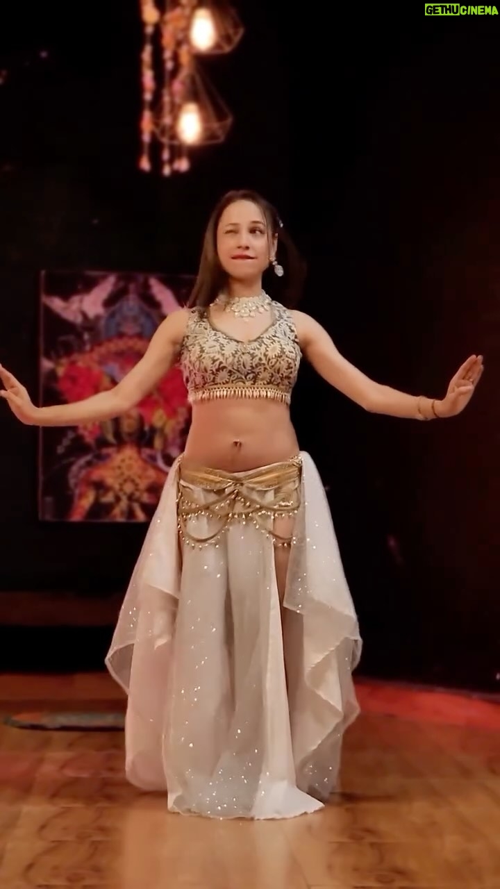 Ojasvi Verma - 29.6K Likes - Kya ye Kamar hai ek number?? 🤗♥️
Shaky Shaky 💃💃

#reels #bellydancer #ojasvivermadance #viral