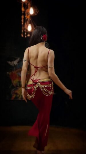 Ojasvi Verma Instagram - Sassy and classy BACKMOVES š„
#reels #bellydancer #viral #ojasvivermadance