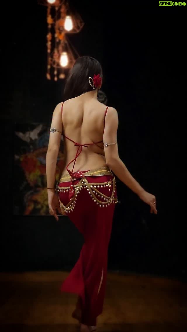 Ojasvi Verma - 19.6K Likes - Sassy and classy BACKMOVES 🔥

#reels #bellydancer #viral #ojasvivermadance