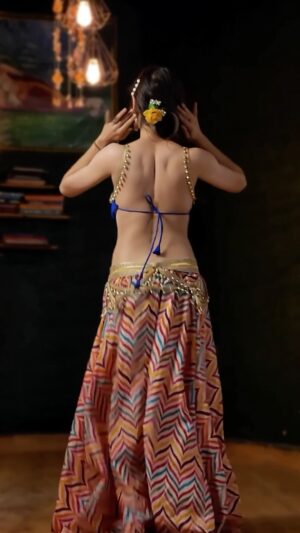 Ojasvi Verma Instagram - This music which never gets out of our head š Now with the moves will will stay rent-free in your head š¤ā„ļø
#reels #bellydancer #viral #ojasvivermadance