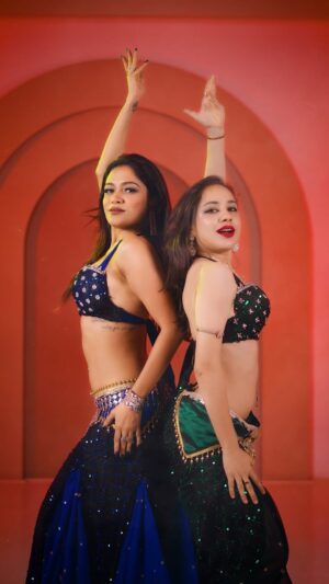 Ojasvi Verma Instagram - Door se dekhoā¦mera ye nazaaraāØ
Dancing with the belly queen @iojasviverma to her sweet belly movesš
Wearing @ojasvibellydancecloset š
Shot & edited by @akash.yadav7245 ā£ļø
š @byou.in
#shararasharara #bollywood #belly #bellydance #trending #dancereels #sonalibhadauria #livetodance #livetodancewithsonali #explore #fyp #instagram