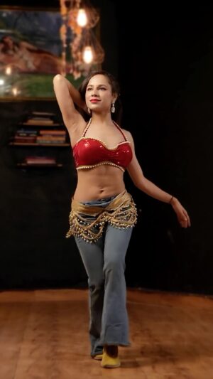 Ojasvi Verma Instagram - Dola re Dola in my Style!!! Belly-pop š„°ā„ļø
Do you like this style?? š
#reels #viral #ojasvivermadance #bellydance #bellydancer