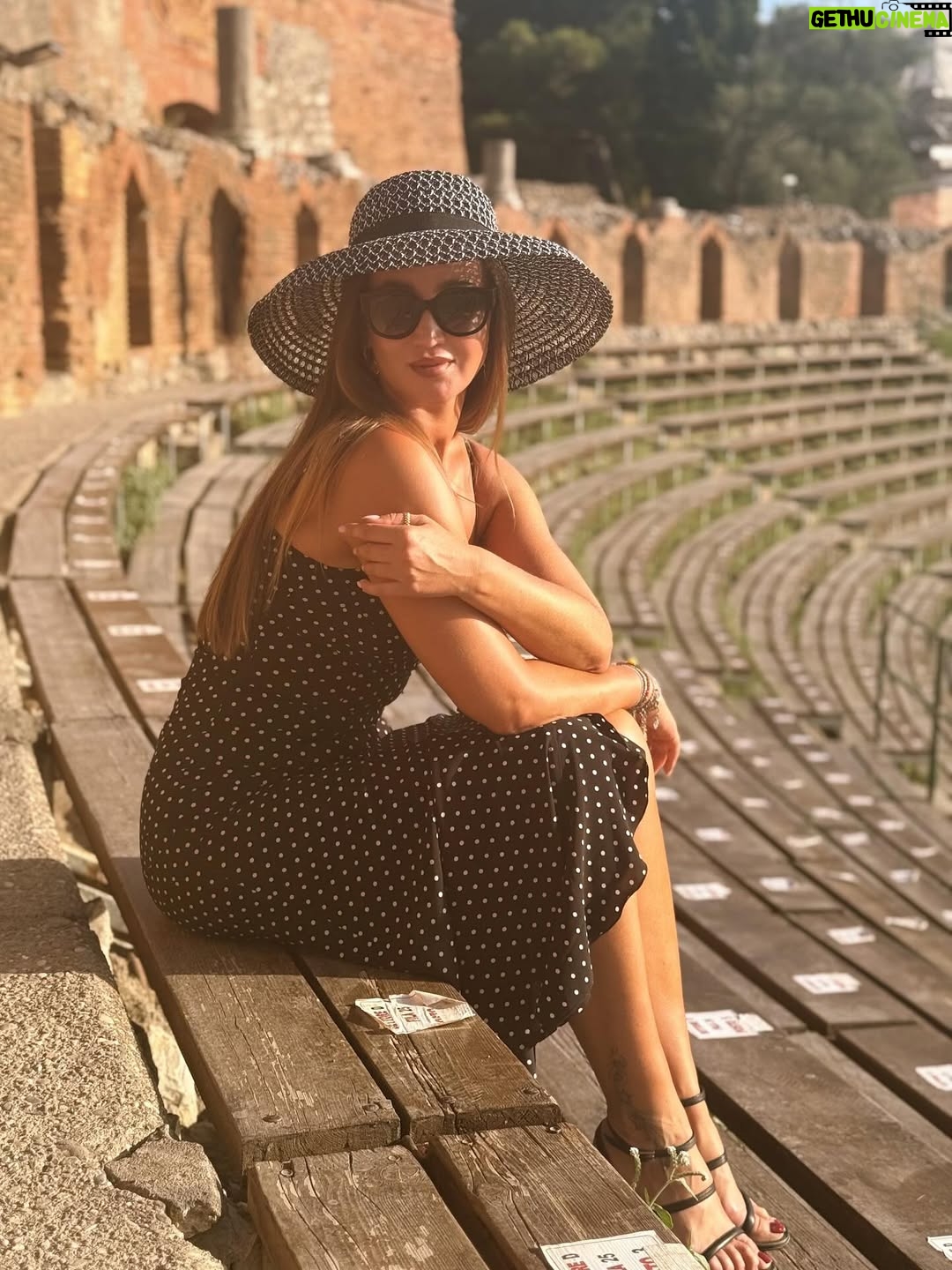 Olga Buzova - 145.3K Likes - Вчера у меня была экскурсия по Таормина. Хотелось за короткий срок максимально узнать Сицилию 🇮🇹 Этна и Таормина — две души острова.
Этна — дышащая огненная стихия, сердце острова. Таормина — его жемчужина: прекрасная, величественная, немного театральная и в то же время искренняя и такая живая 😍.

Гёте писал: «Кто видел Италию и не был на Сицилии, тот не знает Италию вовсе».
И действительно, для многих из нас знакомство с Сицилией начинается с Этны, а продолжается в прекрасной Таормине. Ты поднимаешься в этот город, смотришь вокруг — и влюбляешься навсегда, либо понимаешь: это испытание, которое не каждый выдержит.

Начала я свою прогулку с Античного театр Таормины — самое панорамное место острова. 😍 Когда-то здесь звучали греческие трагедии, потом шумели римские гладиаторские бои. Сегодня на его сцене поют Андреа Бочелли и Стинг, проходят оперы и концерты. Камни, пропитанные историей, продолжают жить благодаря искусству. Искусство вдыхает жизнь и наделяет душой даже античные руины.

Пройдясь по променаду Корсо Умберто, я оказалась в самом сердце Таормины — на площади IX Aprile, где открываются виды на Этну и Ионическое море. Здесь же — маленькая церковь Святого Иосифа, мечта всех влюблённых, которые хотят сказать «да» под аплодисменты всей площади. 💒 

И в этот момент понимаешь: Dolce & Gabbana — это всего лишь творческое отражение Сицилии. Настоящая Сицилия — яркая, драматичная, вдохновляющая — живёт здесь, в её вулкане и в её жемчужине. 🇮🇹

Завершила я вечер в шикарном месте - первом отели на Сицилии Grand Hotel TIMEO с видом на Таормино и Этну 🌋🇮🇹
Закат, прекрасная атмосфера и кухня ♥️

Я влюбилась ♥️