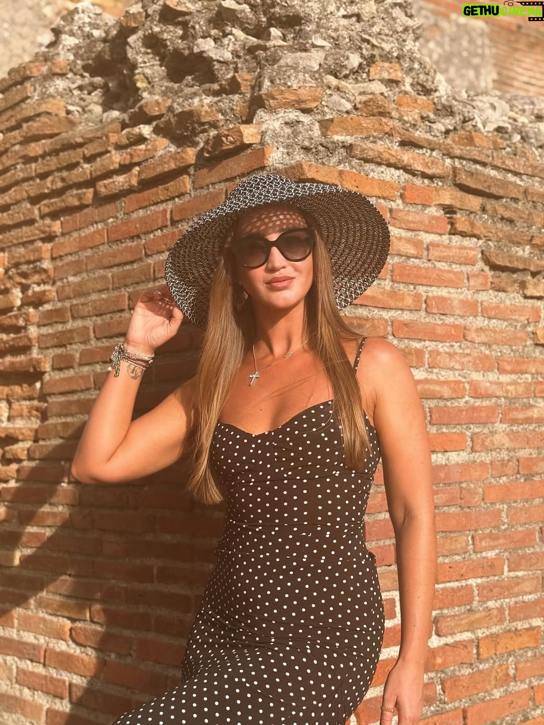 Olga Buzova - 145.3K Likes - Вчера у меня была экскурсия по Таормина. Хотелось за короткий срок максимально узнать Сицилию 🇮🇹 Этна и Таормина — две души острова.
Этна — дышащая огненная стихия, сердце острова. Таормина — его жемчужина: прекрасная, величественная, немного театральная и в то же время искренняя и такая живая 😍.

Гёте писал: «Кто видел Италию и не был на Сицилии, тот не знает Италию вовсе».
И действительно, для многих из нас знакомство с Сицилией начинается с Этны, а продолжается в прекрасной Таормине. Ты поднимаешься в этот город, смотришь вокруг — и влюбляешься навсегда, либо понимаешь: это испытание, которое не каждый выдержит.

Начала я свою прогулку с Античного театр Таормины — самое панорамное место острова. 😍 Когда-то здесь звучали греческие трагедии, потом шумели римские гладиаторские бои. Сегодня на его сцене поют Андреа Бочелли и Стинг, проходят оперы и концерты. Камни, пропитанные историей, продолжают жить благодаря искусству. Искусство вдыхает жизнь и наделяет душой даже античные руины.

Пройдясь по променаду Корсо Умберто, я оказалась в самом сердце Таормины — на площади IX Aprile, где открываются виды на Этну и Ионическое море. Здесь же — маленькая церковь Святого Иосифа, мечта всех влюблённых, которые хотят сказать «да» под аплодисменты всей площади. 💒 

И в этот момент понимаешь: Dolce & Gabbana — это всего лишь творческое отражение Сицилии. Настоящая Сицилия — яркая, драматичная, вдохновляющая — живёт здесь, в её вулкане и в её жемчужине. 🇮🇹

Завершила я вечер в шикарном месте - первом отели на Сицилии Grand Hotel TIMEO с видом на Таормино и Этну 🌋🇮🇹
Закат, прекрасная атмосфера и кухня ♥️

Я влюбилась ♥️