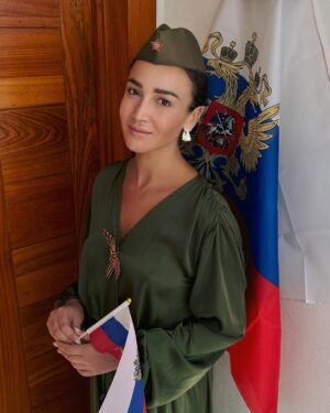 Olga Buzova Instagram - В День 80летия Великой Победы хочется низко поклониться всем, кто дал нам возможность жить! Ваш подвиг в наших сердцах навсегда 💔.
Я всегда буду помнить моих прадедов Якова Лукина и Тимофея Максимова, воевавших на фронтах в Великую Отечественную войну, своих прабабушек- Антонину Максимову и Лидию Лукину, совершавших трудовые подвиги в невыносимо трудные годы войны, мою неунывающую и энергичную бабушку Аллу Лукину, что ребенком пережила всю блокаду Ленинграда 😔
Их подвиг, как и других 27 миллионов наших граждан бессмертен. ✊🏻
Горжусь нашей страной- победительницей.🇷🇺
Наше поколение постарается жить достойно памяти наших героев.🙏🏻
И несмотря на то, что я очень далеко, душой и сердцем я всегда с Россией 🇷🇺
Особенно сегодня, в этот великий день для нашей страны ♥️
С Днём Победы 🙏🏻
