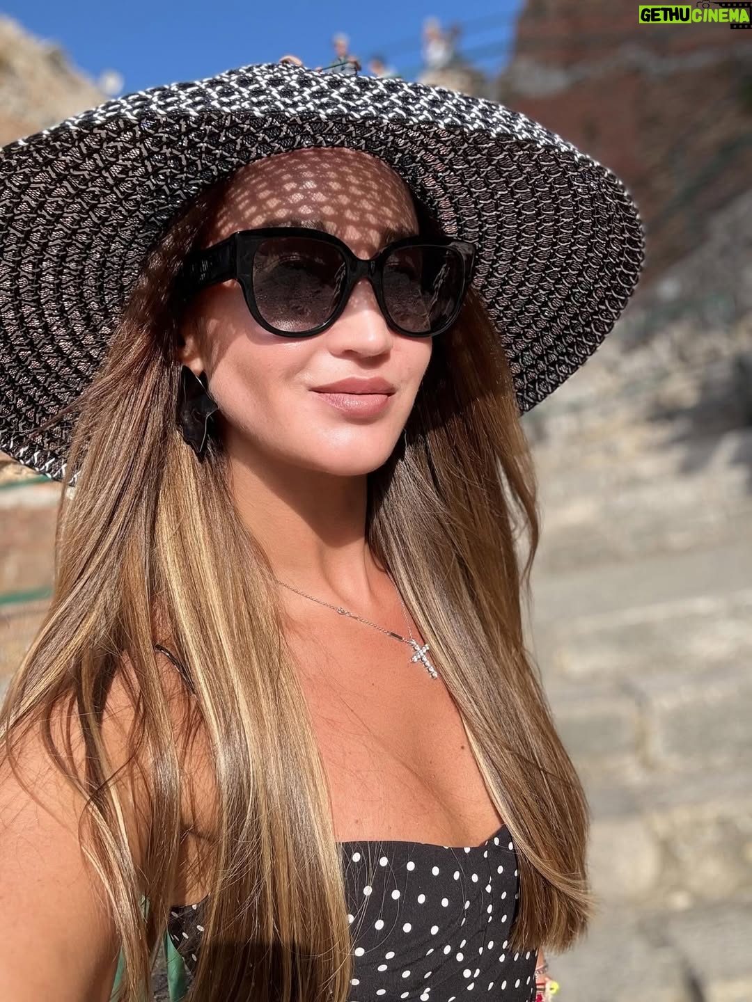 Olga Buzova - 145.3K Likes - Вчера у меня была экскурсия по Таормина. Хотелось за короткий срок максимально узнать Сицилию 🇮🇹 Этна и Таормина — две души острова.
Этна — дышащая огненная стихия, сердце острова. Таормина — его жемчужина: прекрасная, величественная, немного театральная и в то же время искренняя и такая живая 😍.

Гёте писал: «Кто видел Италию и не был на Сицилии, тот не знает Италию вовсе».
И действительно, для многих из нас знакомство с Сицилией начинается с Этны, а продолжается в прекрасной Таормине. Ты поднимаешься в этот город, смотришь вокруг — и влюбляешься навсегда, либо понимаешь: это испытание, которое не каждый выдержит.

Начала я свою прогулку с Античного театр Таормины — самое панорамное место острова. 😍 Когда-то здесь звучали греческие трагедии, потом шумели римские гладиаторские бои. Сегодня на его сцене поют Андреа Бочелли и Стинг, проходят оперы и концерты. Камни, пропитанные историей, продолжают жить благодаря искусству. Искусство вдыхает жизнь и наделяет душой даже античные руины.

Пройдясь по променаду Корсо Умберто, я оказалась в самом сердце Таормины — на площади IX Aprile, где открываются виды на Этну и Ионическое море. Здесь же — маленькая церковь Святого Иосифа, мечта всех влюблённых, которые хотят сказать «да» под аплодисменты всей площади. 💒 

И в этот момент понимаешь: Dolce & Gabbana — это всего лишь творческое отражение Сицилии. Настоящая Сицилия — яркая, драматичная, вдохновляющая — живёт здесь, в её вулкане и в её жемчужине. 🇮🇹

Завершила я вечер в шикарном месте - первом отели на Сицилии Grand Hotel TIMEO с видом на Таормино и Этну 🌋🇮🇹
Закат, прекрасная атмосфера и кухня ♥️

Я влюбилась ♥️