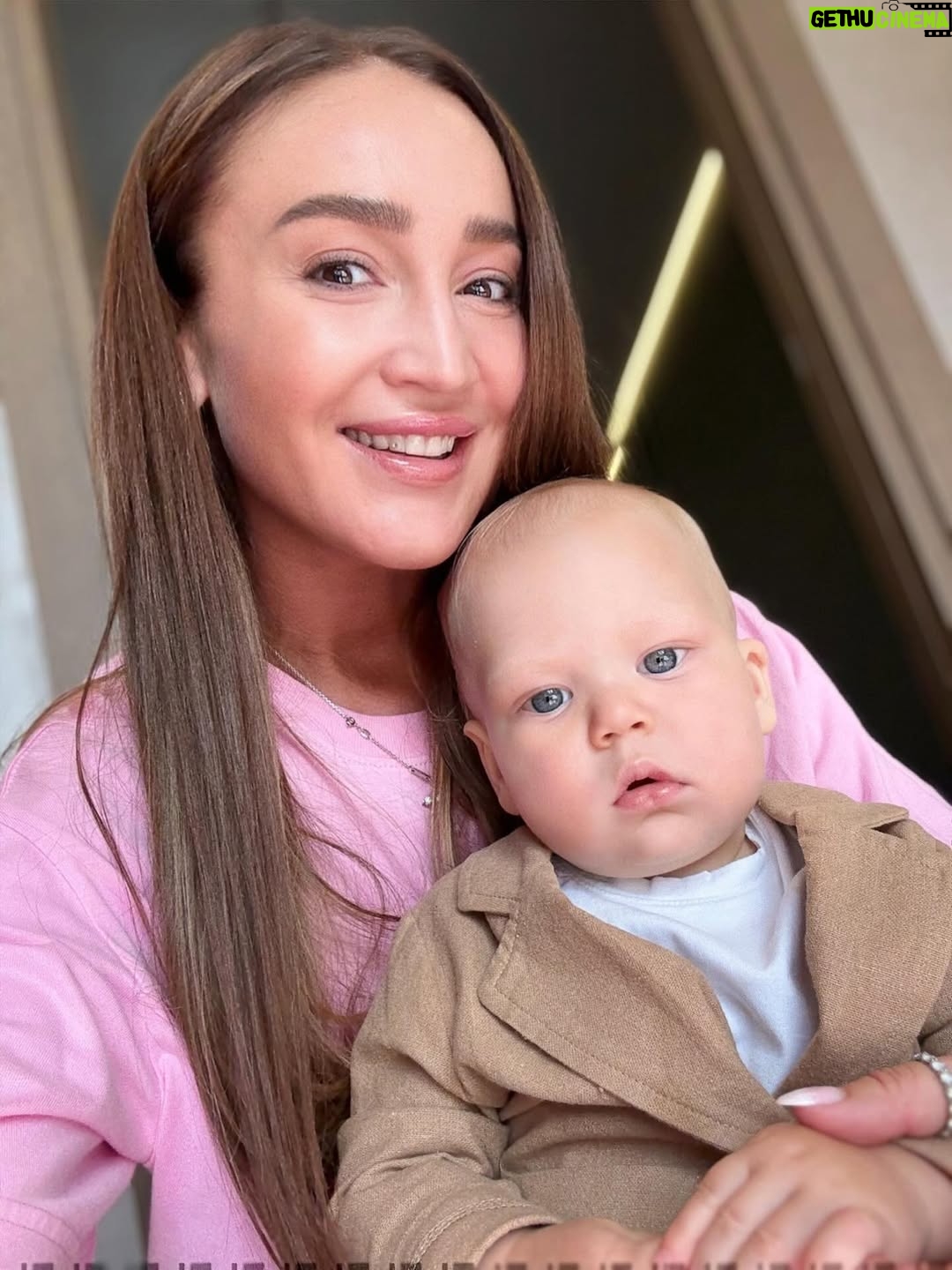 Olga Buzova - 282.6K Likes - С днем рождения сладкая булочка 😍 Как же быстро прошел год…вот буквально заезжала в роддом сразу после родов к @mariapoga_ ,  а сейчас ты уже бегаешь по дому, всё изучаешь и с трудом идешь на ручки 🤣♥️ Расти здоровым, наш малыш 🙏🏻 люблю 🫶🏻 Твоя крестная мама.