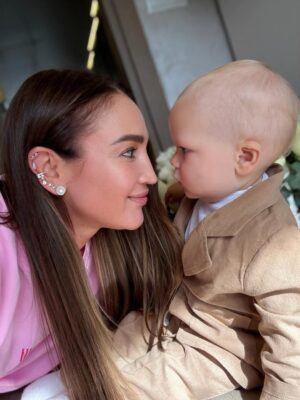 Olga Buzova Instagram - С днем рождения сладкая булочка 😍 Как же быстро прошел год…вот буквально заезжала в роддом сразу после родов к @mariapoga_ , а сейчас ты уже бегаешь по дому, всё изучаешь и с трудом идешь на ручки 🤣♥️ Расти здоровым, наш малыш 🙏🏻 люблю 🫶🏻 Твоя крестная мама.