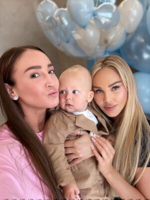 Olga Buzova Instagram - С днем рождения сладкая булочка 😍 Как же быстро прошел год…вот буквально заезжала в роддом сразу после родов к @mariapoga_ , а сейчас ты уже бегаешь по дому, всё изучаешь и с трудом идешь на ручки 🤣♥️ Расти здоровым, наш малыш 🙏🏻 люблю 🫶🏻 Твоя крестная мама.