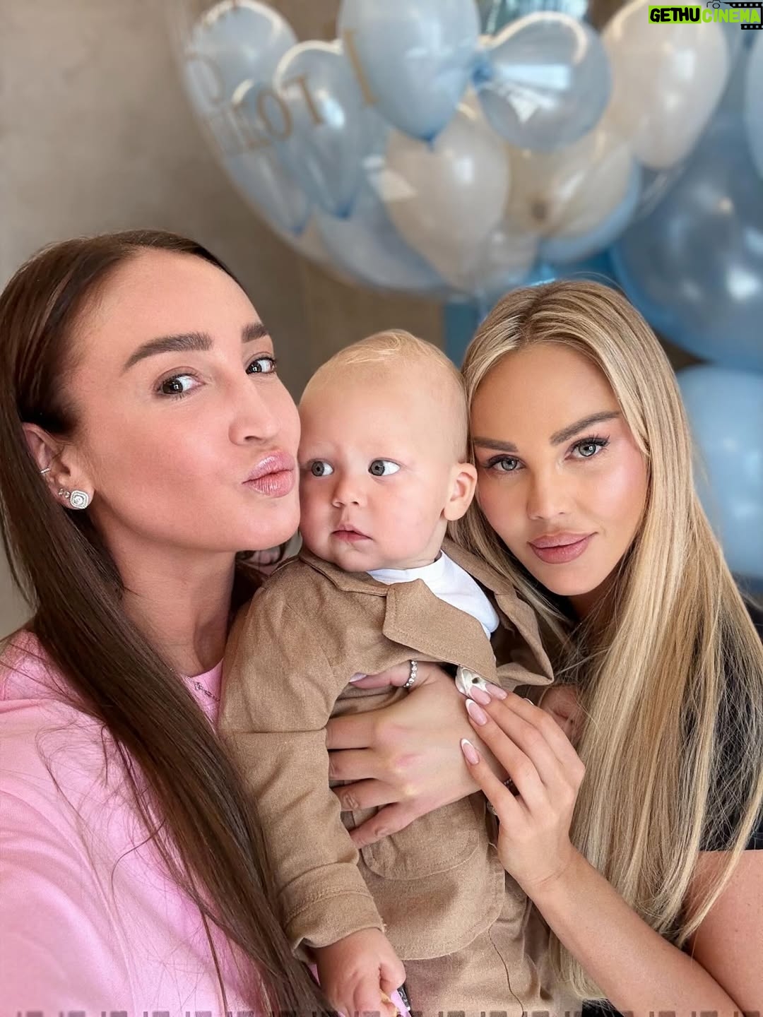 Olga Buzova - 282.6K Likes - С днем рождения сладкая булочка 😍 Как же быстро прошел год…вот буквально заезжала в роддом сразу после родов к @mariapoga_ ,  а сейчас ты уже бегаешь по дому, всё изучаешь и с трудом идешь на ручки 🤣♥️ Расти здоровым, наш малыш 🙏🏻 люблю 🫶🏻 Твоя крестная мама.