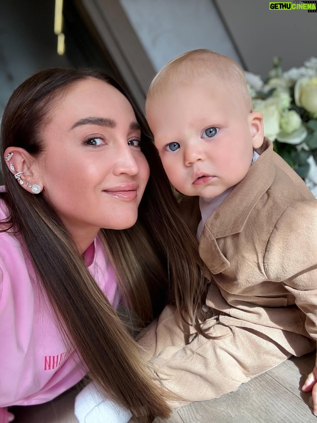 Olga Buzova - 282.6K Likes - С днем рождения сладкая булочка 😍 Как же быстро прошел год…вот буквально заезжала в роддом сразу после родов к @mariapoga_ ,  а сейчас ты уже бегаешь по дому, всё изучаешь и с трудом идешь на ручки 🤣♥️ Расти здоровым, наш малыш 🙏🏻 люблю 🫶🏻 Твоя крестная мама.