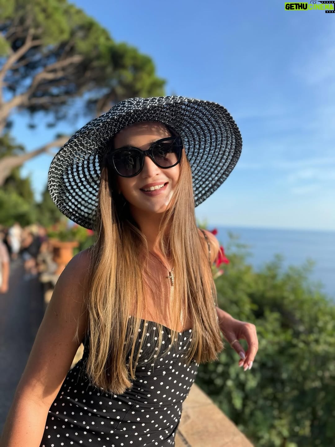 Olga Buzova - 145.3K Likes - Вчера у меня была экскурсия по Таормина. Хотелось за короткий срок максимально узнать Сицилию 🇮🇹 Этна и Таормина — две души острова.
Этна — дышащая огненная стихия, сердце острова. Таормина — его жемчужина: прекрасная, величественная, немного театральная и в то же время искренняя и такая живая 😍.

Гёте писал: «Кто видел Италию и не был на Сицилии, тот не знает Италию вовсе».
И действительно, для многих из нас знакомство с Сицилией начинается с Этны, а продолжается в прекрасной Таормине. Ты поднимаешься в этот город, смотришь вокруг — и влюбляешься навсегда, либо понимаешь: это испытание, которое не каждый выдержит.

Начала я свою прогулку с Античного театр Таормины — самое панорамное место острова. 😍 Когда-то здесь звучали греческие трагедии, потом шумели римские гладиаторские бои. Сегодня на его сцене поют Андреа Бочелли и Стинг, проходят оперы и концерты. Камни, пропитанные историей, продолжают жить благодаря искусству. Искусство вдыхает жизнь и наделяет душой даже античные руины.

Пройдясь по променаду Корсо Умберто, я оказалась в самом сердце Таормины — на площади IX Aprile, где открываются виды на Этну и Ионическое море. Здесь же — маленькая церковь Святого Иосифа, мечта всех влюблённых, которые хотят сказать «да» под аплодисменты всей площади. 💒 

И в этот момент понимаешь: Dolce & Gabbana — это всего лишь творческое отражение Сицилии. Настоящая Сицилия — яркая, драматичная, вдохновляющая — живёт здесь, в её вулкане и в её жемчужине. 🇮🇹

Завершила я вечер в шикарном месте - первом отели на Сицилии Grand Hotel TIMEO с видом на Таормино и Этну 🌋🇮🇹
Закат, прекрасная атмосфера и кухня ♥️

Я влюбилась ♥️
