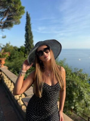 Olga Buzova Instagram - Вчера у меня была экскурсия по Таормина. Хотелось за короткий срок максимально узнать Сицилию 🇮🇹 Этна и Таормина — две души острова.
Этна — дышащая огненная стихия, сердце острова. Таормина — его жемчужина: прекрасная, величественная, немного театральная и в то же время искренняя и такая живая 😍.
Гёте писал: «Кто видел Италию и не был на Сицилии, тот не знает Италию вовсе».
И действительно, для многих из нас знакомство с Сицилией начинается с Этны, а продолжается в прекрасной Таормине. Ты поднимаешься в этот город, смотришь вокруг — и влюбляешься навсегда, либо понимаешь: это испытание, которое не каждый выдержит.
Начала я свою прогулку с Античного театр Таормины — самое панорамное место острова. 😍 Когда-то здесь звучали греческие трагедии, потом шумели римские гладиаторские бои. Сегодня на его сцене поют Андреа Бочелли и Стинг, проходят оперы и концерты. Камни, пропитанные историей, продолжают жить благодаря искусству. Искусство вдыхает жизнь и наделяет душой даже античные руины.
Пройдясь по променаду Корсо Умберто, я оказалась в самом сердце Таормины — на площади IX Aprile, где открываются виды на Этну и Ионическое море. Здесь же — маленькая церковь Святого Иосифа, мечта всех влюблённых, которые хотят сказать «да» под аплодисменты всей площади. 💒
И в этот момент понимаешь: Dolce & Gabbana — это всего лишь творческое отражение Сицилии. Настоящая Сицилия — яркая, драматичная, вдохновляющая — живёт здесь, в её вулкане и в её жемчужине. 🇮🇹
Завершила я вечер в шикарном месте - первом отели на Сицилии Grand Hotel TIMEO с видом на Таормино и Этну 🌋🇮🇹
Закат, прекрасная атмосфера и кухня ♥️
Я влюбилась ♥️