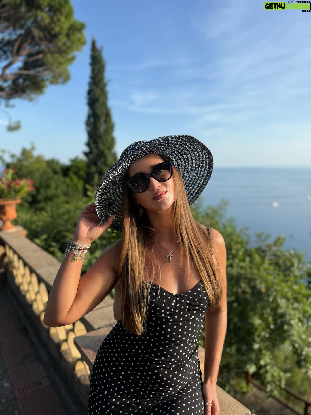 Olga Buzova - 145.3K Likes - Вчера у меня была экскурсия по Таормина. Хотелось за короткий срок максимально узнать Сицилию 🇮🇹 Этна и Таормина — две души острова.
Этна — дышащая огненная стихия, сердце острова. Таормина — его жемчужина: прекрасная, величественная, немного театральная и в то же время искренняя и такая живая 😍.

Гёте писал: «Кто видел Италию и не был на Сицилии, тот не знает Италию вовсе».
И действительно, для многих из нас знакомство с Сицилией начинается с Этны, а продолжается в прекрасной Таормине. Ты поднимаешься в этот город, смотришь вокруг — и влюбляешься навсегда, либо понимаешь: это испытание, которое не каждый выдержит.

Начала я свою прогулку с Античного театр Таормины — самое панорамное место острова. 😍 Когда-то здесь звучали греческие трагедии, потом шумели римские гладиаторские бои. Сегодня на его сцене поют Андреа Бочелли и Стинг, проходят оперы и концерты. Камни, пропитанные историей, продолжают жить благодаря искусству. Искусство вдыхает жизнь и наделяет душой даже античные руины.

Пройдясь по променаду Корсо Умберто, я оказалась в самом сердце Таормины — на площади IX Aprile, где открываются виды на Этну и Ионическое море. Здесь же — маленькая церковь Святого Иосифа, мечта всех влюблённых, которые хотят сказать «да» под аплодисменты всей площади. 💒 

И в этот момент понимаешь: Dolce & Gabbana — это всего лишь творческое отражение Сицилии. Настоящая Сицилия — яркая, драматичная, вдохновляющая — живёт здесь, в её вулкане и в её жемчужине. 🇮🇹

Завершила я вечер в шикарном месте - первом отели на Сицилии Grand Hotel TIMEO с видом на Таормино и Этну 🌋🇮🇹
Закат, прекрасная атмосфера и кухня ♥️

Я влюбилась ♥️