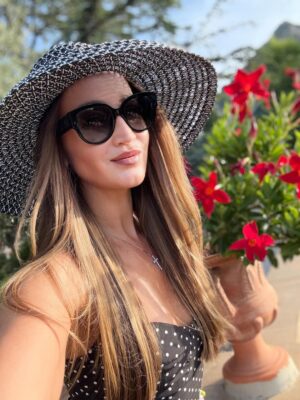 Olga Buzova Instagram - Вчера у меня была экскурсия по Таормина. Хотелось за короткий срок максимально узнать Сицилию 🇮🇹 Этна и Таормина — две души острова.
Этна — дышащая огненная стихия, сердце острова. Таормина — его жемчужина: прекрасная, величественная, немного театральная и в то же время искренняя и такая живая 😍.
Гёте писал: «Кто видел Италию и не был на Сицилии, тот не знает Италию вовсе».
И действительно, для многих из нас знакомство с Сицилией начинается с Этны, а продолжается в прекрасной Таормине. Ты поднимаешься в этот город, смотришь вокруг — и влюбляешься навсегда, либо понимаешь: это испытание, которое не каждый выдержит.
Начала я свою прогулку с Античного театр Таормины — самое панорамное место острова. 😍 Когда-то здесь звучали греческие трагедии, потом шумели римские гладиаторские бои. Сегодня на его сцене поют Андреа Бочелли и Стинг, проходят оперы и концерты. Камни, пропитанные историей, продолжают жить благодаря искусству. Искусство вдыхает жизнь и наделяет душой даже античные руины.
Пройдясь по променаду Корсо Умберто, я оказалась в самом сердце Таормины — на площади IX Aprile, где открываются виды на Этну и Ионическое море. Здесь же — маленькая церковь Святого Иосифа, мечта всех влюблённых, которые хотят сказать «да» под аплодисменты всей площади. 💒
И в этот момент понимаешь: Dolce & Gabbana — это всего лишь творческое отражение Сицилии. Настоящая Сицилия — яркая, драматичная, вдохновляющая — живёт здесь, в её вулкане и в её жемчужине. 🇮🇹
Завершила я вечер в шикарном месте - первом отели на Сицилии Grand Hotel TIMEO с видом на Таормино и Этну 🌋🇮🇹
Закат, прекрасная атмосфера и кухня ♥️
Я влюбилась ♥️