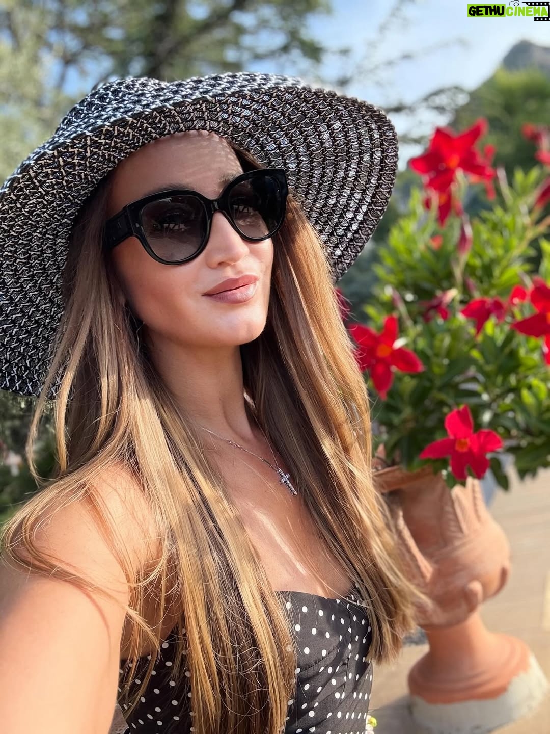 Olga Buzova - 145.3K Likes - Вчера у меня была экскурсия по Таормина. Хотелось за короткий срок максимально узнать Сицилию 🇮🇹 Этна и Таормина — две души острова.
Этна — дышащая огненная стихия, сердце острова. Таормина — его жемчужина: прекрасная, величественная, немного театральная и в то же время искренняя и такая живая 😍.

Гёте писал: «Кто видел Италию и не был на Сицилии, тот не знает Италию вовсе».
И действительно, для многих из нас знакомство с Сицилией начинается с Этны, а продолжается в прекрасной Таормине. Ты поднимаешься в этот город, смотришь вокруг — и влюбляешься навсегда, либо понимаешь: это испытание, которое не каждый выдержит.

Начала я свою прогулку с Античного театр Таормины — самое панорамное место острова. 😍 Когда-то здесь звучали греческие трагедии, потом шумели римские гладиаторские бои. Сегодня на его сцене поют Андреа Бочелли и Стинг, проходят оперы и концерты. Камни, пропитанные историей, продолжают жить благодаря искусству. Искусство вдыхает жизнь и наделяет душой даже античные руины.

Пройдясь по променаду Корсо Умберто, я оказалась в самом сердце Таормины — на площади IX Aprile, где открываются виды на Этну и Ионическое море. Здесь же — маленькая церковь Святого Иосифа, мечта всех влюблённых, которые хотят сказать «да» под аплодисменты всей площади. 💒 

И в этот момент понимаешь: Dolce & Gabbana — это всего лишь творческое отражение Сицилии. Настоящая Сицилия — яркая, драматичная, вдохновляющая — живёт здесь, в её вулкане и в её жемчужине. 🇮🇹

Завершила я вечер в шикарном месте - первом отели на Сицилии Grand Hotel TIMEO с видом на Таормино и Этну 🌋🇮🇹
Закат, прекрасная атмосфера и кухня ♥️

Я влюбилась ♥️