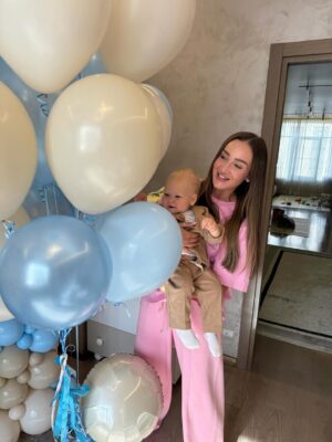 Olga Buzova Instagram - С днем рождения сладкая булочка 😍 Как же быстро прошел год…вот буквально заезжала в роддом сразу после родов к @mariapoga_ , а сейчас ты уже бегаешь по дому, всё изучаешь и с трудом идешь на ручки 🤣♥️ Расти здоровым, наш малыш 🙏🏻 люблю 🫶🏻 Твоя крестная мама.