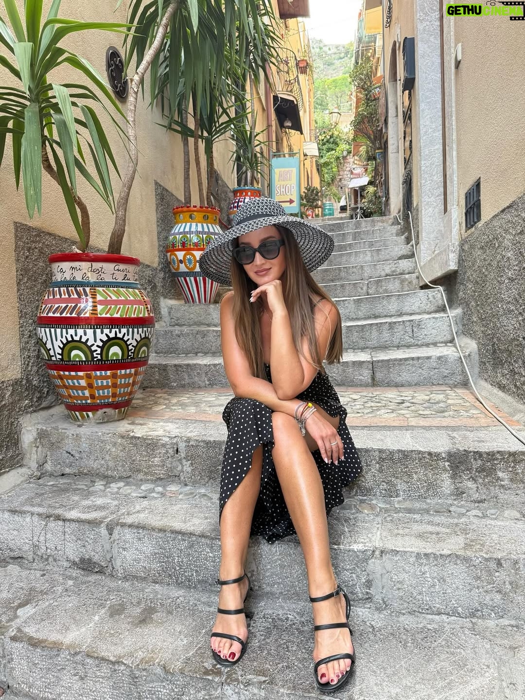 Olga Buzova - 145.3K Likes - Вчера у меня была экскурсия по Таормина. Хотелось за короткий срок максимально узнать Сицилию 🇮🇹 Этна и Таормина — две души острова.
Этна — дышащая огненная стихия, сердце острова. Таормина — его жемчужина: прекрасная, величественная, немного театральная и в то же время искренняя и такая живая 😍.

Гёте писал: «Кто видел Италию и не был на Сицилии, тот не знает Италию вовсе».
И действительно, для многих из нас знакомство с Сицилией начинается с Этны, а продолжается в прекрасной Таормине. Ты поднимаешься в этот город, смотришь вокруг — и влюбляешься навсегда, либо понимаешь: это испытание, которое не каждый выдержит.

Начала я свою прогулку с Античного театр Таормины — самое панорамное место острова. 😍 Когда-то здесь звучали греческие трагедии, потом шумели римские гладиаторские бои. Сегодня на его сцене поют Андреа Бочелли и Стинг, проходят оперы и концерты. Камни, пропитанные историей, продолжают жить благодаря искусству. Искусство вдыхает жизнь и наделяет душой даже античные руины.

Пройдясь по променаду Корсо Умберто, я оказалась в самом сердце Таормины — на площади IX Aprile, где открываются виды на Этну и Ионическое море. Здесь же — маленькая церковь Святого Иосифа, мечта всех влюблённых, которые хотят сказать «да» под аплодисменты всей площади. 💒 

И в этот момент понимаешь: Dolce & Gabbana — это всего лишь творческое отражение Сицилии. Настоящая Сицилия — яркая, драматичная, вдохновляющая — живёт здесь, в её вулкане и в её жемчужине. 🇮🇹

Завершила я вечер в шикарном месте - первом отели на Сицилии Grand Hotel TIMEO с видом на Таормино и Этну 🌋🇮🇹
Закат, прекрасная атмосфера и кухня ♥️

Я влюбилась ♥️