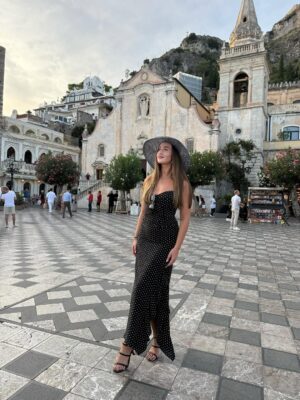 Olga Buzova Instagram - Вчера у меня была экскурсия по Таормина. Хотелось за короткий срок максимально узнать Сицилию 🇮🇹 Этна и Таормина — две души острова.
Этна — дышащая огненная стихия, сердце острова. Таормина — его жемчужина: прекрасная, величественная, немного театральная и в то же время искренняя и такая живая 😍.
Гёте писал: «Кто видел Италию и не был на Сицилии, тот не знает Италию вовсе».
И действительно, для многих из нас знакомство с Сицилией начинается с Этны, а продолжается в прекрасной Таормине. Ты поднимаешься в этот город, смотришь вокруг — и влюбляешься навсегда, либо понимаешь: это испытание, которое не каждый выдержит.
Начала я свою прогулку с Античного театр Таормины — самое панорамное место острова. 😍 Когда-то здесь звучали греческие трагедии, потом шумели римские гладиаторские бои. Сегодня на его сцене поют Андреа Бочелли и Стинг, проходят оперы и концерты. Камни, пропитанные историей, продолжают жить благодаря искусству. Искусство вдыхает жизнь и наделяет душой даже античные руины.
Пройдясь по променаду Корсо Умберто, я оказалась в самом сердце Таормины — на площади IX Aprile, где открываются виды на Этну и Ионическое море. Здесь же — маленькая церковь Святого Иосифа, мечта всех влюблённых, которые хотят сказать «да» под аплодисменты всей площади. 💒
И в этот момент понимаешь: Dolce & Gabbana — это всего лишь творческое отражение Сицилии. Настоящая Сицилия — яркая, драматичная, вдохновляющая — живёт здесь, в её вулкане и в её жемчужине. 🇮🇹
Завершила я вечер в шикарном месте - первом отели на Сицилии Grand Hotel TIMEO с видом на Таормино и Этну 🌋🇮🇹
Закат, прекрасная атмосфера и кухня ♥️
Я влюбилась ♥️