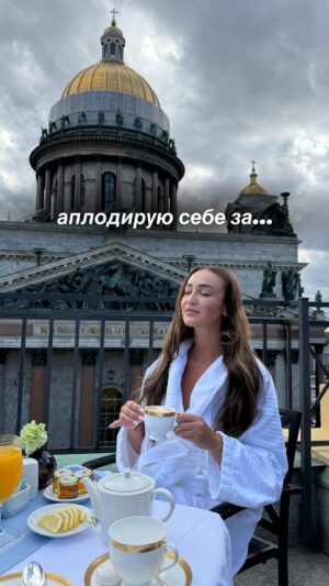 Olga Buzova Instagram - Кем вы мечтали стать в детстве? 😍 Вспомните трепет, который вызывала в вас величина этих личностей… «таланты», «особенные люди», те, кем «ты никогда не станешь» - как часто говорили родственники и друзья. 
НО! Имена этих людей, кем мы раньше  восхищались, когда-то тоже никто не знал! Они сами мечтали быть кем-то. Но стали в итоге - собой! Они представили себя миру и заставили мир на себя ровняться. 🌍 
Я часто думала об этом! Думала, когда поступала на географический факультет в СпбГУ.  Одноклассники желали мне не тратить время впустую, и не пытаться «прыгнуть выше головы». Но я усердно училась и поступила на бюджетное отделение  ГеоФака, окончив университет с красным дипломом в 2008 году! 🙌🏻
Думала об этом, когда в 18 лет мечтала попасть на телевидение, а мне все твердили: «Ты же знаешь, там все только для своих, ты ничего не добьёшься». Сегодня я ведущая самых рейтинговых  реалити-шоу в России, которые собирает миллионы зрителей у экранов телевизоров. 📺♥️
Думала об этом, когда в 2016 году решила заняться музыкальной карьерой. Все вокруг тогда взялись оценивать мои вокальные способности, насмехаясь над моими попытками попробовать что-то новое. 🎵 Сегодня я даю концерты по всей России, собираю полные залы. 12 июня на моё выступление в Перми пришло более 100 тысяч человек. 😍 Я выпустила 3 альбома,  и продолжаю заниматься музыкой. Безусловно, мне есть куда расти, и видя, как мои люди реагируют на моё творчество и посыл, я продолжаю усердно работать и творить. И несмотря на то, что меня по-прежнему не зовут выступать на разных премиях, граммофонах и фестивалях, я смело могу назвать себя успешной певицей 🙏🏻 

Я - самая обыкновенная девочка из Питера. Меня отличает от тех, кто «не смог», только одно. 👆🏻 Я верила в себя и делала. Много работала и не слушала никого, кроме своего сердца. Я - Ольга Бузова. И я сделала себя сама. Ты - это ты! И ты можешь все! ✊🏻
Откликается вам что-то? Вдруг кому-то сейчас необходимо именно это прочитать. 

Люблю вас. Ваша Оля 👸🏻♥️