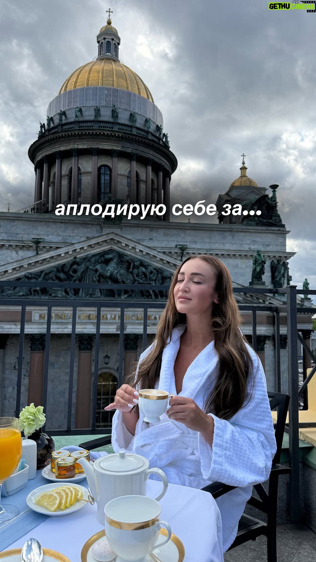 Olga Buzova - 311.6K Likes - Кем вы мечтали стать в детстве? 😍 Вспомните трепет, который вызывала в вас величина этих личностей… «таланты», «особенные люди», те, кем «ты никогда не станешь» - как часто говорили родственники и друзья. 
НО! Имена этих людей, кем мы раньше  восхищались, когда-то тоже никто не знал! Они сами мечтали быть кем-то. Но стали в итоге - собой! Они представили себя миру и заставили мир на себя ровняться. 🌍 
Я часто думала об этом! Думала, когда поступала на географический факультет в СпбГУ.  Одноклассники желали мне не тратить время впустую, и не пытаться «прыгнуть выше головы». Но я усердно училась и поступила на бюджетное отделение  ГеоФака, окончив университет с красным дипломом в 2008 году! 🙌🏻
Думала об этом, когда в 18 лет мечтала попасть на телевидение, а мне все твердили: «Ты же знаешь, там все только для своих, ты ничего не добьёшься». Сегодня я ведущая самых рейтинговых  реалити-шоу в России, которые собирает миллионы зрителей у экранов телевизоров. 📺♥️
Думала об этом, когда в 2016 году решила заняться музыкальной карьерой. Все вокруг тогда взялись оценивать мои вокальные способности, насмехаясь над моими попытками попробовать что-то новое. 🎵 Сегодня я даю концерты по всей России, собираю полные залы. 12 июня на моё выступление в Перми пришло более 100 тысяч человек. 😍 Я выпустила 3 альбома,  и продолжаю заниматься музыкой. Безусловно, мне есть куда расти, и видя, как мои люди реагируют на моё творчество и посыл, я продолжаю усердно работать и творить. И несмотря на то, что меня по-прежнему не зовут выступать на разных премиях, граммофонах и фестивалях, я смело могу назвать себя успешной певицей 🙏🏻 

Я - самая обыкновенная девочка из Питера. Меня отличает от тех, кто «не смог», только одно. 👆🏻 Я верила в себя и делала. Много работала и не слушала никого, кроме своего сердца. Я - Ольга Бузова. И я сделала себя сама. Ты - это ты! И ты можешь все! ✊🏻
Откликается вам что-то? Вдруг кому-то сейчас необходимо именно это прочитать. 

Люблю вас. Ваша Оля 👸🏻♥️