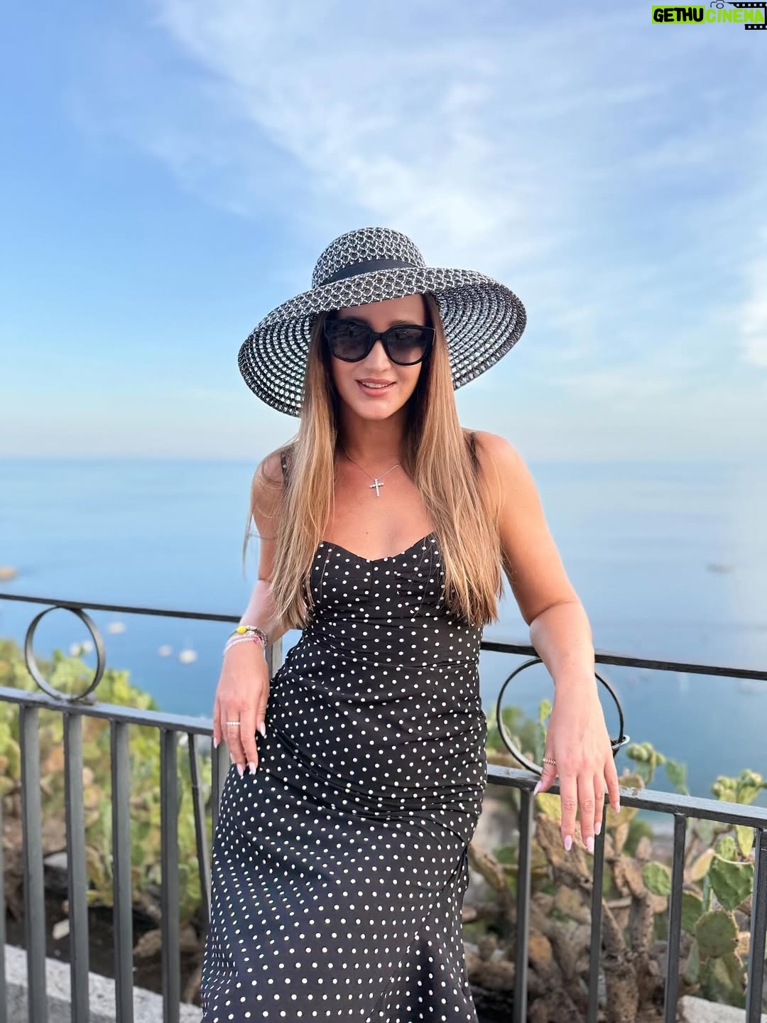 Olga Buzova - 145.3K Likes - Вчера у меня была экскурсия по Таормина. Хотелось за короткий срок максимально узнать Сицилию 🇮🇹 Этна и Таормина — две души острова.
Этна — дышащая огненная стихия, сердце острова. Таормина — его жемчужина: прекрасная, величественная, немного театральная и в то же время искренняя и такая живая 😍.

Гёте писал: «Кто видел Италию и не был на Сицилии, тот не знает Италию вовсе».
И действительно, для многих из нас знакомство с Сицилией начинается с Этны, а продолжается в прекрасной Таормине. Ты поднимаешься в этот город, смотришь вокруг — и влюбляешься навсегда, либо понимаешь: это испытание, которое не каждый выдержит.

Начала я свою прогулку с Античного театр Таормины — самое панорамное место острова. 😍 Когда-то здесь звучали греческие трагедии, потом шумели римские гладиаторские бои. Сегодня на его сцене поют Андреа Бочелли и Стинг, проходят оперы и концерты. Камни, пропитанные историей, продолжают жить благодаря искусству. Искусство вдыхает жизнь и наделяет душой даже античные руины.

Пройдясь по променаду Корсо Умберто, я оказалась в самом сердце Таормины — на площади IX Aprile, где открываются виды на Этну и Ионическое море. Здесь же — маленькая церковь Святого Иосифа, мечта всех влюблённых, которые хотят сказать «да» под аплодисменты всей площади. 💒 

И в этот момент понимаешь: Dolce & Gabbana — это всего лишь творческое отражение Сицилии. Настоящая Сицилия — яркая, драматичная, вдохновляющая — живёт здесь, в её вулкане и в её жемчужине. 🇮🇹

Завершила я вечер в шикарном месте - первом отели на Сицилии Grand Hotel TIMEO с видом на Таормино и Этну 🌋🇮🇹
Закат, прекрасная атмосфера и кухня ♥️

Я влюбилась ♥️
