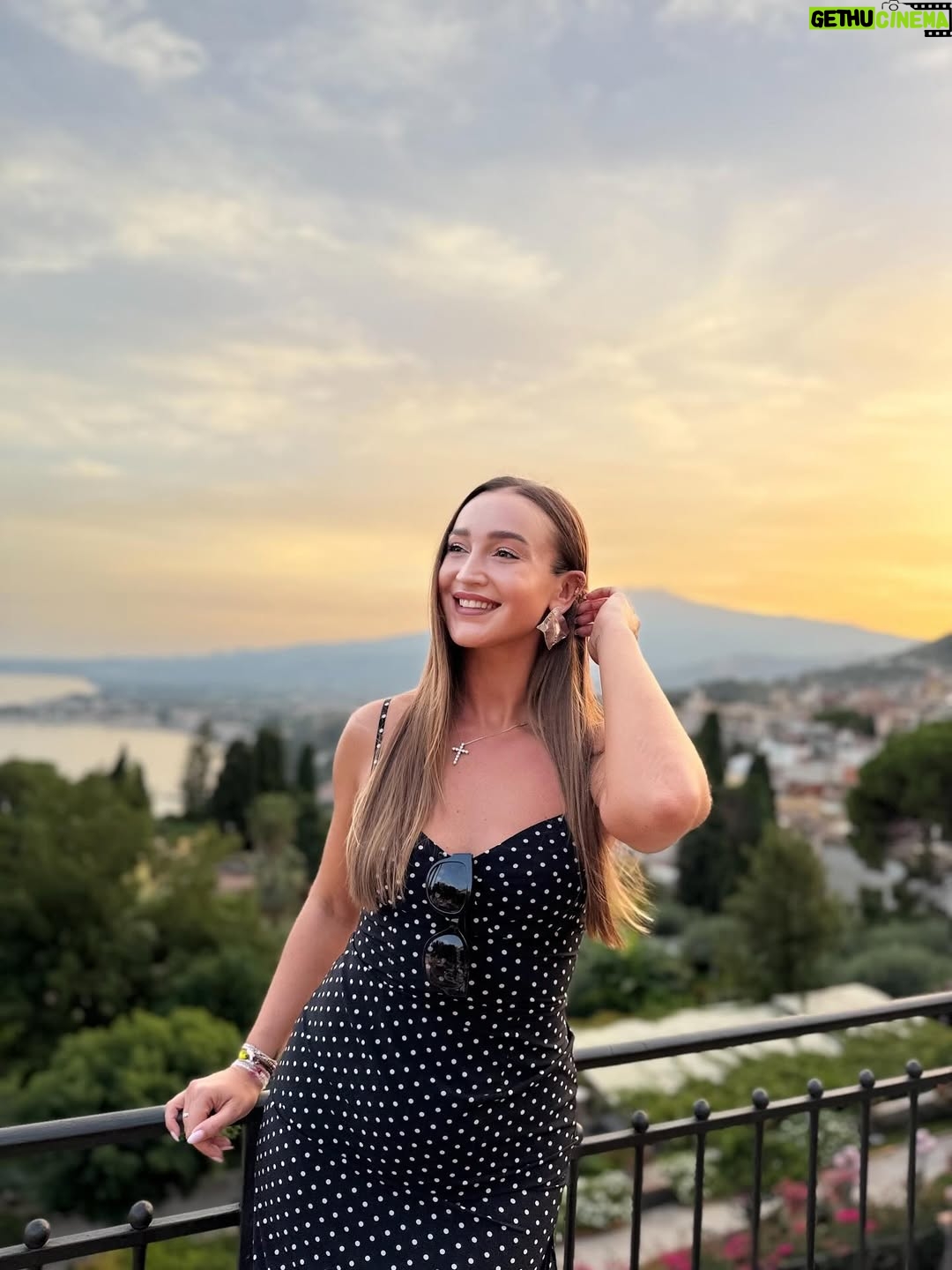 Olga Buzova - 145.3K Likes - Вчера у меня была экскурсия по Таормина. Хотелось за короткий срок максимально узнать Сицилию 🇮🇹 Этна и Таормина — две души острова.
Этна — дышащая огненная стихия, сердце острова. Таормина — его жемчужина: прекрасная, величественная, немного театральная и в то же время искренняя и такая живая 😍.

Гёте писал: «Кто видел Италию и не был на Сицилии, тот не знает Италию вовсе».
И действительно, для многих из нас знакомство с Сицилией начинается с Этны, а продолжается в прекрасной Таормине. Ты поднимаешься в этот город, смотришь вокруг — и влюбляешься навсегда, либо понимаешь: это испытание, которое не каждый выдержит.

Начала я свою прогулку с Античного театр Таормины — самое панорамное место острова. 😍 Когда-то здесь звучали греческие трагедии, потом шумели римские гладиаторские бои. Сегодня на его сцене поют Андреа Бочелли и Стинг, проходят оперы и концерты. Камни, пропитанные историей, продолжают жить благодаря искусству. Искусство вдыхает жизнь и наделяет душой даже античные руины.

Пройдясь по променаду Корсо Умберто, я оказалась в самом сердце Таормины — на площади IX Aprile, где открываются виды на Этну и Ионическое море. Здесь же — маленькая церковь Святого Иосифа, мечта всех влюблённых, которые хотят сказать «да» под аплодисменты всей площади. 💒 

И в этот момент понимаешь: Dolce & Gabbana — это всего лишь творческое отражение Сицилии. Настоящая Сицилия — яркая, драматичная, вдохновляющая — живёт здесь, в её вулкане и в её жемчужине. 🇮🇹

Завершила я вечер в шикарном месте - первом отели на Сицилии Grand Hotel TIMEO с видом на Таормино и Этну 🌋🇮🇹
Закат, прекрасная атмосфера и кухня ♥️

Я влюбилась ♥️