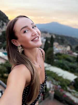 Olga Buzova Instagram - Вчера у меня была экскурсия по Таормина. Хотелось за короткий срок максимально узнать Сицилию 🇮🇹 Этна и Таормина — две души острова.
Этна — дышащая огненная стихия, сердце острова. Таормина — его жемчужина: прекрасная, величественная, немного театральная и в то же время искренняя и такая живая 😍.
Гёте писал: «Кто видел Италию и не был на Сицилии, тот не знает Италию вовсе».
И действительно, для многих из нас знакомство с Сицилией начинается с Этны, а продолжается в прекрасной Таормине. Ты поднимаешься в этот город, смотришь вокруг — и влюбляешься навсегда, либо понимаешь: это испытание, которое не каждый выдержит.
Начала я свою прогулку с Античного театр Таормины — самое панорамное место острова. 😍 Когда-то здесь звучали греческие трагедии, потом шумели римские гладиаторские бои. Сегодня на его сцене поют Андреа Бочелли и Стинг, проходят оперы и концерты. Камни, пропитанные историей, продолжают жить благодаря искусству. Искусство вдыхает жизнь и наделяет душой даже античные руины.
Пройдясь по променаду Корсо Умберто, я оказалась в самом сердце Таормины — на площади IX Aprile, где открываются виды на Этну и Ионическое море. Здесь же — маленькая церковь Святого Иосифа, мечта всех влюблённых, которые хотят сказать «да» под аплодисменты всей площади. 💒
И в этот момент понимаешь: Dolce & Gabbana — это всего лишь творческое отражение Сицилии. Настоящая Сицилия — яркая, драматичная, вдохновляющая — живёт здесь, в её вулкане и в её жемчужине. 🇮🇹
Завершила я вечер в шикарном месте - первом отели на Сицилии Grand Hotel TIMEO с видом на Таормино и Этну 🌋🇮🇹
Закат, прекрасная атмосфера и кухня ♥️
Я влюбилась ♥️