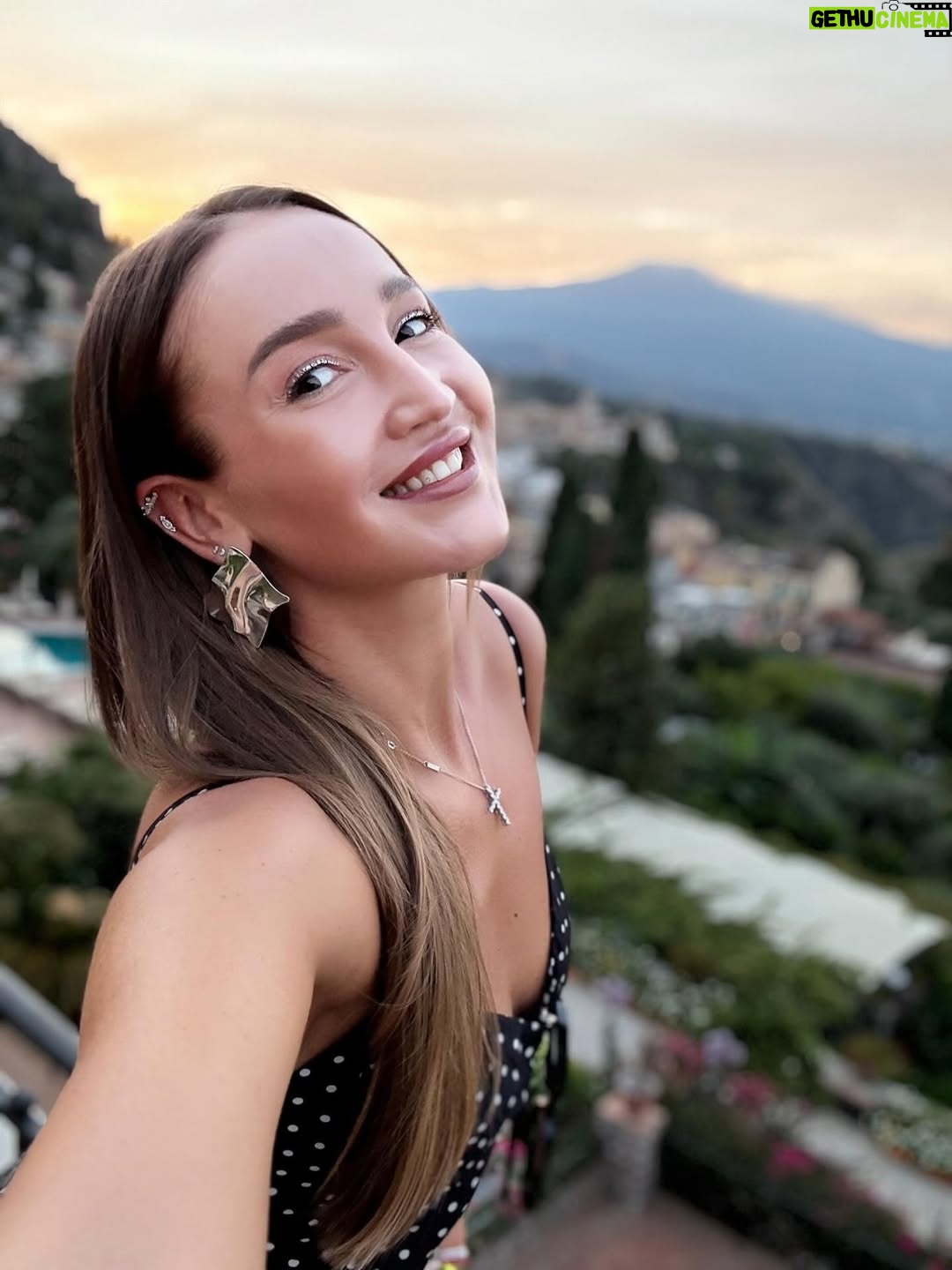 Olga Buzova - 145.3K Likes - Вчера у меня была экскурсия по Таормина. Хотелось за короткий срок максимально узнать Сицилию 🇮🇹 Этна и Таормина — две души острова.
Этна — дышащая огненная стихия, сердце острова. Таормина — его жемчужина: прекрасная, величественная, немного театральная и в то же время искренняя и такая живая 😍.

Гёте писал: «Кто видел Италию и не был на Сицилии, тот не знает Италию вовсе».
И действительно, для многих из нас знакомство с Сицилией начинается с Этны, а продолжается в прекрасной Таормине. Ты поднимаешься в этот город, смотришь вокруг — и влюбляешься навсегда, либо понимаешь: это испытание, которое не каждый выдержит.

Начала я свою прогулку с Античного театр Таормины — самое панорамное место острова. 😍 Когда-то здесь звучали греческие трагедии, потом шумели римские гладиаторские бои. Сегодня на его сцене поют Андреа Бочелли и Стинг, проходят оперы и концерты. Камни, пропитанные историей, продолжают жить благодаря искусству. Искусство вдыхает жизнь и наделяет душой даже античные руины.

Пройдясь по променаду Корсо Умберто, я оказалась в самом сердце Таормины — на площади IX Aprile, где открываются виды на Этну и Ионическое море. Здесь же — маленькая церковь Святого Иосифа, мечта всех влюблённых, которые хотят сказать «да» под аплодисменты всей площади. 💒 

И в этот момент понимаешь: Dolce & Gabbana — это всего лишь творческое отражение Сицилии. Настоящая Сицилия — яркая, драматичная, вдохновляющая — живёт здесь, в её вулкане и в её жемчужине. 🇮🇹

Завершила я вечер в шикарном месте - первом отели на Сицилии Grand Hotel TIMEO с видом на Таормино и Этну 🌋🇮🇹
Закат, прекрасная атмосфера и кухня ♥️

Я влюбилась ♥️