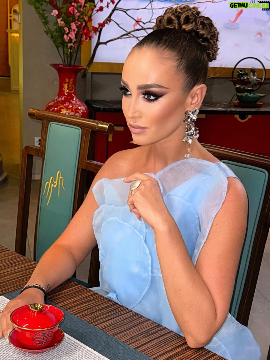Olga Buzova - 84.8K Likes - Пока вы все готовитесь к просмотру новой серии 11го выпуска шоу «Сокровища императора», предлагаю вспомнить прошлый выпуск и насладиться моими шикарными образами 🦋.

Я знаю, что многие  болели за Магов…после их ухода, кто теперь ваш фаворит ?
