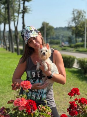 Olga Buzova Instagram - С днём семьи, любви и верности, мои хорошие ♥️
Какой прекрасный обед сегодня получился 🥗 С папулей и моей Евочкой 🐶 🫶🏻
Берегите своих родных, и уделяйте им время 🙏🏻 эти минуты вместе бесценны ♾️