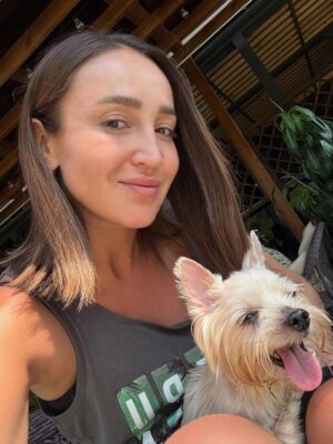 Olga Buzova Instagram - С днём семьи, любви и верности, мои хорошие ♥️
Какой прекрасный обед сегодня получился 🥗 С папулей и моей Евочкой 🐶 🫶🏻
Берегите своих родных, и уделяйте им время 🙏🏻 эти минуты вместе бесценны ♾️