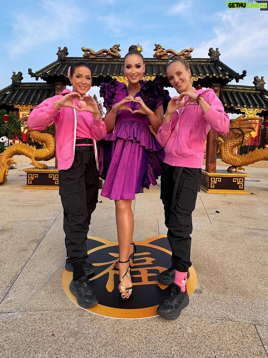 Olga Buzova - 128.6K Likes - В прошлое воскресенье отгремел финал нашего шоу «Сокровища императора» ♥️
Поздравляю наших Фуксиков 🏆 @nyusha_nyusha @mashuniashura 🩷.

Наше шоу многому учит. Не только умению работать в команде и коммуникации с людьми и окружающим миром, но и тому, что НИКОГДА нельзя сдаваться! 🙌🏻 Иногда лидер может потерять позиции, а те, кто в хвосте, наоборот нагнать и даже обогнать!