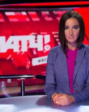 Olga Buzova Instagram - Сегодня у меня 21 год как я на телевидении 📺 .
Pовно 21 год назад ваша Леди Бу появилась впервые на ваших ТВ 🙏🏼 Вы наблюдали мой путь от 18-летней девочки до профессионала своего дела и лучшей ведущей по мнению КП в последние годы✊🏻.
Спасибо, что столько лет со мной 🫶🏻
Даже не буду перечислять проекты, они все идут с оглушительным успехом 🥰Спасибо вам за это 🙏🏼
Вы знаете мой путь был непростой, но я сама его прохожу с гордо поднятой головой, и прям сейчас продолжаю создавать и творить для вас 🥳 Чтобы вам было, что смотреть всегда ♾️
Люблю свою профессию 📺🎬🎵 И отдаю себя полностью Вам ♥️
Ваша Оля 💞
Давайте вспомним в каких проектах вы меня видели, и что вам запомнилось за все эти годы 🥰👇🏻