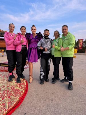 Olga Buzova Instagram - В прошлое воскресенье отгремел финал нашего шоу «Сокровища императора» ♥️
Поздравляю наших Фуксиков 🏆 @nyusha_nyusha @mashuniashura 🩷.
Наше шоу многому учит. Не только умению работать в команде и коммуникации с людьми и окружающим миром, но и тому, что НИКОГДА нельзя сдаваться! 🙌🏻 Иногда лидер может потерять позиции, а те, кто в хвосте, наоборот нагнать и даже обогнать!