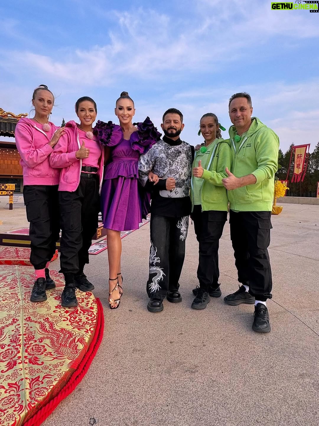 Olga Buzova - 128.6K Likes - В прошлое воскресенье отгремел финал нашего шоу «Сокровища императора» ♥️
Поздравляю наших Фуксиков 🏆 @nyusha_nyusha @mashuniashura 🩷.

Наше шоу многому учит. Не только умению работать в команде и коммуникации с людьми и окружающим миром, но и тому, что НИКОГДА нельзя сдаваться! 🙌🏻 Иногда лидер может потерять позиции, а те, кто в хвосте, наоборот нагнать и даже обогнать!