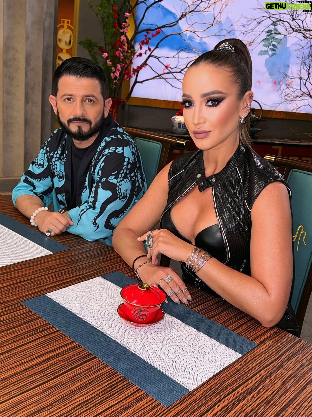 Olga Buzova - 128.6K Likes - В прошлое воскресенье отгремел финал нашего шоу «Сокровища императора» ♥️
Поздравляю наших Фуксиков 🏆 @nyusha_nyusha @mashuniashura 🩷.

Наше шоу многому учит. Не только умению работать в команде и коммуникации с людьми и окружающим миром, но и тому, что НИКОГДА нельзя сдаваться! 🙌🏻 Иногда лидер может потерять позиции, а те, кто в хвосте, наоборот нагнать и даже обогнать!