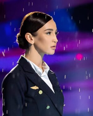 Olga Buzova Instagram - Сегодня у меня 21 год как я на телевидении 📺 .
Pовно 21 год назад ваша Леди Бу появилась впервые на ваших ТВ 🙏🏼 Вы наблюдали мой путь от 18-летней девочки до профессионала своего дела и лучшей ведущей по мнению КП в последние годы✊🏻.
Спасибо, что столько лет со мной 🫶🏻
Даже не буду перечислять проекты, они все идут с оглушительным успехом 🥰Спасибо вам за это 🙏🏼
Вы знаете мой путь был непростой, но я сама его прохожу с гордо поднятой головой, и прям сейчас продолжаю создавать и творить для вас 🥳 Чтобы вам было, что смотреть всегда ♾️
Люблю свою профессию 📺🎬🎵 И отдаю себя полностью Вам ♥️
Ваша Оля 💞
Давайте вспомним в каких проектах вы меня видели, и что вам запомнилось за все эти годы 🥰👇🏻
