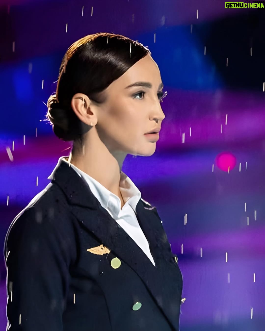 Olga Buzova - 198.2K Likes - Сегодня у меня  21 год как я на телевидении 📺 .

Pовно 21 год назад ваша Леди Бу появилась впервые на ваших ТВ 🙏🏼 Вы наблюдали мой путь от 18-летней девочки до профессионала своего дела и лучшей ведущей по мнению КП в последние годы✊🏻.

Спасибо, что столько лет со мной 🫶🏻

Даже не буду перечислять проекты, они все идут с оглушительным успехом 🥰Спасибо вам за это 🙏🏼
Вы знаете мой путь был непростой, но я сама его прохожу с гордо поднятой головой, и прям сейчас продолжаю создавать и творить для вас 🥳 Чтобы вам было, что смотреть всегда ♾️ 

Люблю свою профессию 📺🎬🎵 И отдаю себя полностью Вам ♥️ 
Ваша Оля 💞

Давайте вспомним в каких проектах вы меня видели, и что вам запомнилось за все эти годы 🥰👇🏻